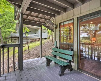 Beaver Lake Retreat w/ Deck & Private Hot Tub - Garfield - Balcón