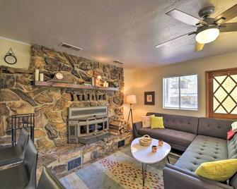 Charming Pioneer Cabin Getaway Ski, Golf and Hike! - Pioneer - Living room