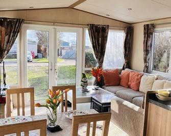 3 bedroom modern caravan brYou will fine everything to fell at home - Harwich - Living room
