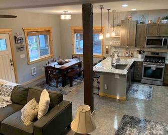 Dog friendly, updated cabin- hot tub & fenced yard, 5 min to Lake Easton/Kachess - Easton - Kitchen