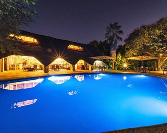 Bayete Guest Lodge - Victoria Falls - Alberca