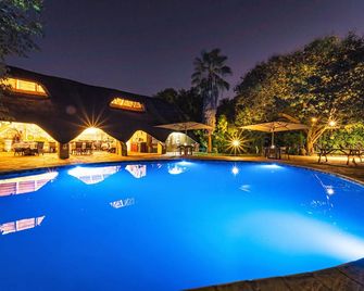 باييت جيست لودج - شلالات فيكتوريا - حوض السباحة