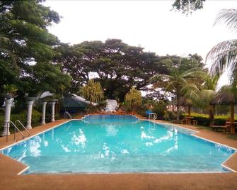 Villa Paraiso Resort & Waterpark - Mambajao - Piscina