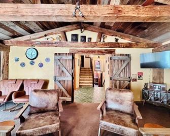 Rustic Getaway by Lake Michigan! - Michigan City - Living room