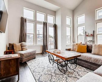 Fam Friendly 5 Bed Home Blocks To Pearl/Riverwalk! - 聖安東尼奧 - 客廳