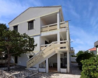 Studio flat with terrace and sea view Pag (AS-18325-a) - קולאן - בניין