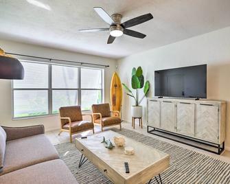 Cute and Cozy Florida Duplex Walk to Beaches! - Cocoa Beach - Living room