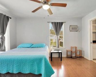 Comfy and Private 'Oak Apartment' Close to UTMB, and Galveston Beaches Near I-45 - La Marque - Bedroom