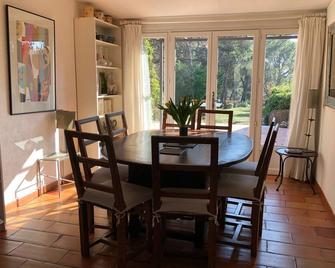 Charming and tasteful artist's house in an exceptional site in Bibemus - Saint-Antonin-sur-Bayon - Comedor