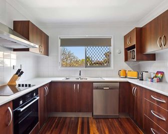 Windsor Cosy 2-Bedroom Unit in Quiet Neighborhood - Brisbane - Kitchen