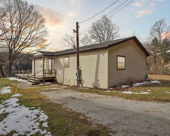 Relaxing Croton lake cottage w/ hot tub - Newaygo - Edificio