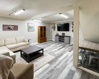 Guest house and spacious shop located between Discovery Park and Reelfoot Lake - Union City - Huiskamer