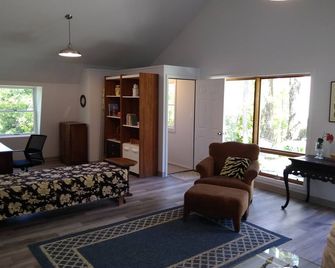 2-BR loft home, private lake for fishing/swimming, Tell City area rural estate - Tell City - Living room