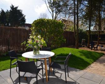 Very nice holiday home with beautiful garden and a sunny terrace. - Limmen - Patio