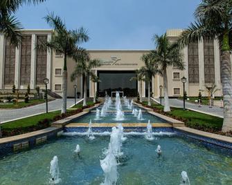 Triumph Luxury Hotel - New Cairo - Piscina