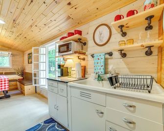 Enchanted Lake Huron Cottage w/ Beach Access! - Rogers City - Kitchen