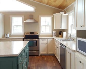 Oceanfront Vacation Home near Mahone Bay, Nova Scotia - Lunenburg - Küche