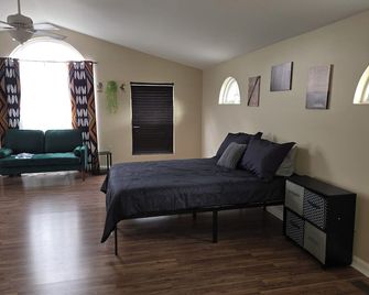 Centrally located charming 3-bedroom house with WiFi and AC in Fort Washington - Fort Washington - Bedroom