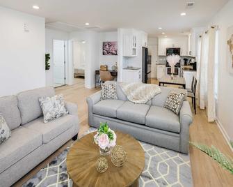 5 min Walk to DT Davidson| Firepit, Pet Friendly - Davidson - Living room