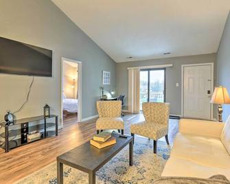 Inviting Poconos Getaway w/ Deck: Ski & Hike! - Mt Pocono - Living room
