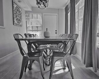 Flamingo Place - One block to Lauderdale Marine Center - 3 bedroom - 2 bath - King bed - Fort Lauderdale - Dining room