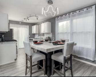 Luxury Chic Villa with Fireplace - Ottawa - Dining room