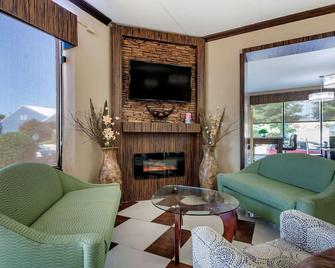 كومفرت إن إدج ووتر أون هدسون ريفر - إدجوتر - غرفة معيشة