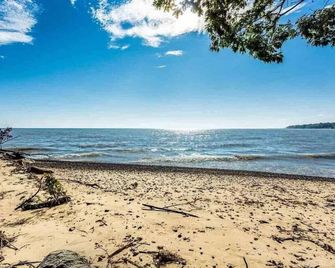 Larry's Lakefront Sleeps 14 with a Private Beach! - Lexington - Playa