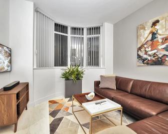Discover the Lively Spirit of Coal Harbour in the Heart of Downtown Vancouver - Vancouver - Living room