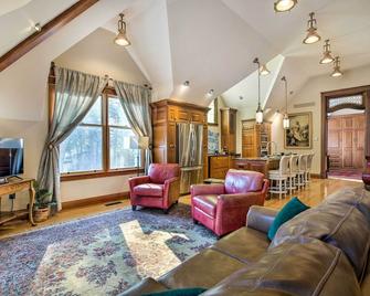 Historic Guest House on Castle Kimble Estate! - Manhattan - Wohnzimmer