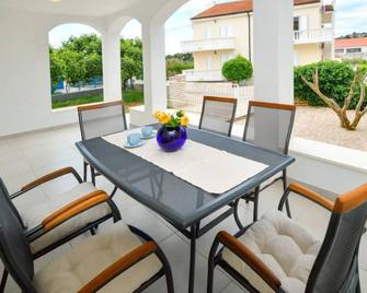Holiday Home Tramontana by Interhome - Vodice - Innenhof