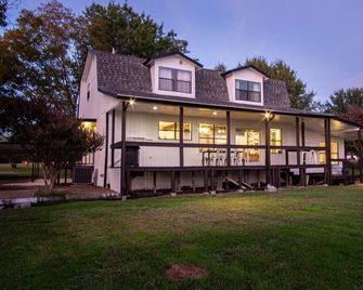 Tranquil Lakefront Retreat with Boat Dock - Richland Chambers Lake - Corsicana - Gebäude