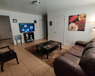 2 Bedroom Apartment with Outdoor Patio in Winslow - Winslow - Living room