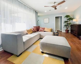 The House on Hill st -A Quiet Home - Jacksonville - Living room