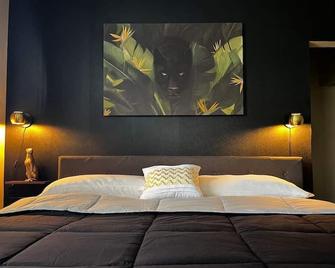 Sexy Studio centrally located w/parking & wi-fi - Miami - Bedroom