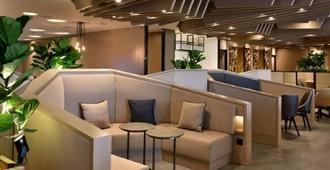Plaza Premium Lounge - Singapore T1 - Hostel - Singapore - Lobby