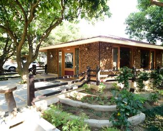 Rega Tuskar's River Side - Garjia - Gebouw