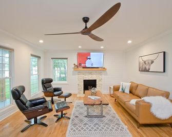 Charming 3-bedroom 3Bathroom House in the Medical District - Decatur - Living room