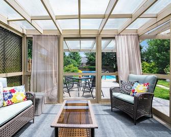 Luxurious Pool Cottage - Kingsville - Balcony