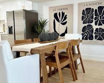 Coastal Chic Getaway Modern 2 Bed 2 Bath Condo in Key Largo, Marina Pool Pickleball - Key Largo - Dining room
