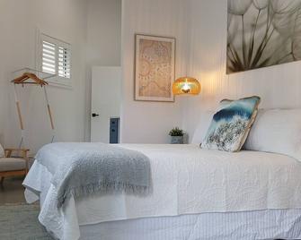 Travelers Palm Private Guest Suite - Easy stroll to Corindi Beach - Corindi Beach - Bedroom