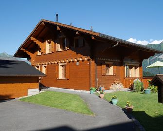 Superb Chalet with stunning mountain views, large garden, close to ski lifts - Leysin - Bâtiment