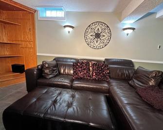 Charming 1-bedroom house with WiFi, AC in quaint Ypsilanti Charter Township - Ypsilanti - Sala de estar