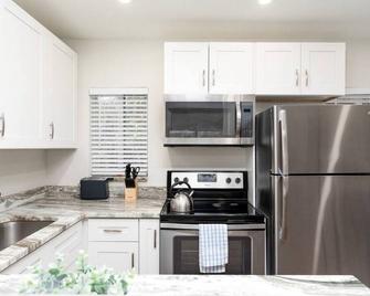 The Hideaway at Lake Ridge 1 - Fort Lauderdale - Kitchen