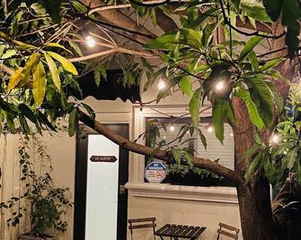 La Casita- Entire Guest House, Renovated, Private, Cozy & Perfectly Located - ميامي - شرفة مرصوفة