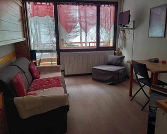 Very pleasant studio overlooking forest and mountains - Val-d'Isere - Huiskamer