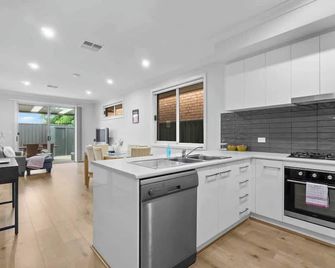 Cozy Retreat 3 BR home in Mile End - Mile End - Cocina