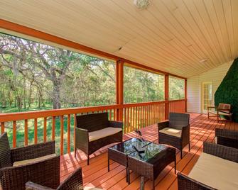 The DeerLand Estate est 1985 - Houston Getaway Ranch - Angleton - Balcony