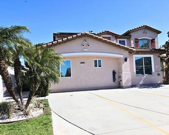 NEW! 2-Bedroom Fontana Guest House close to Kaiser Permanente - Fontana - Building
