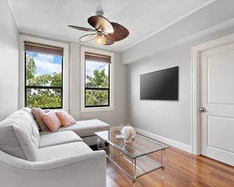 Luxury 2 bedroom condo on Palm Beach Island! - Palm Beach - Living room